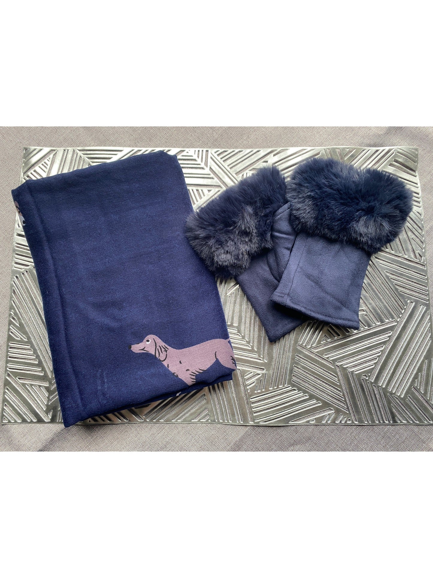 # 26 Lightweight dog print scarf with gloves