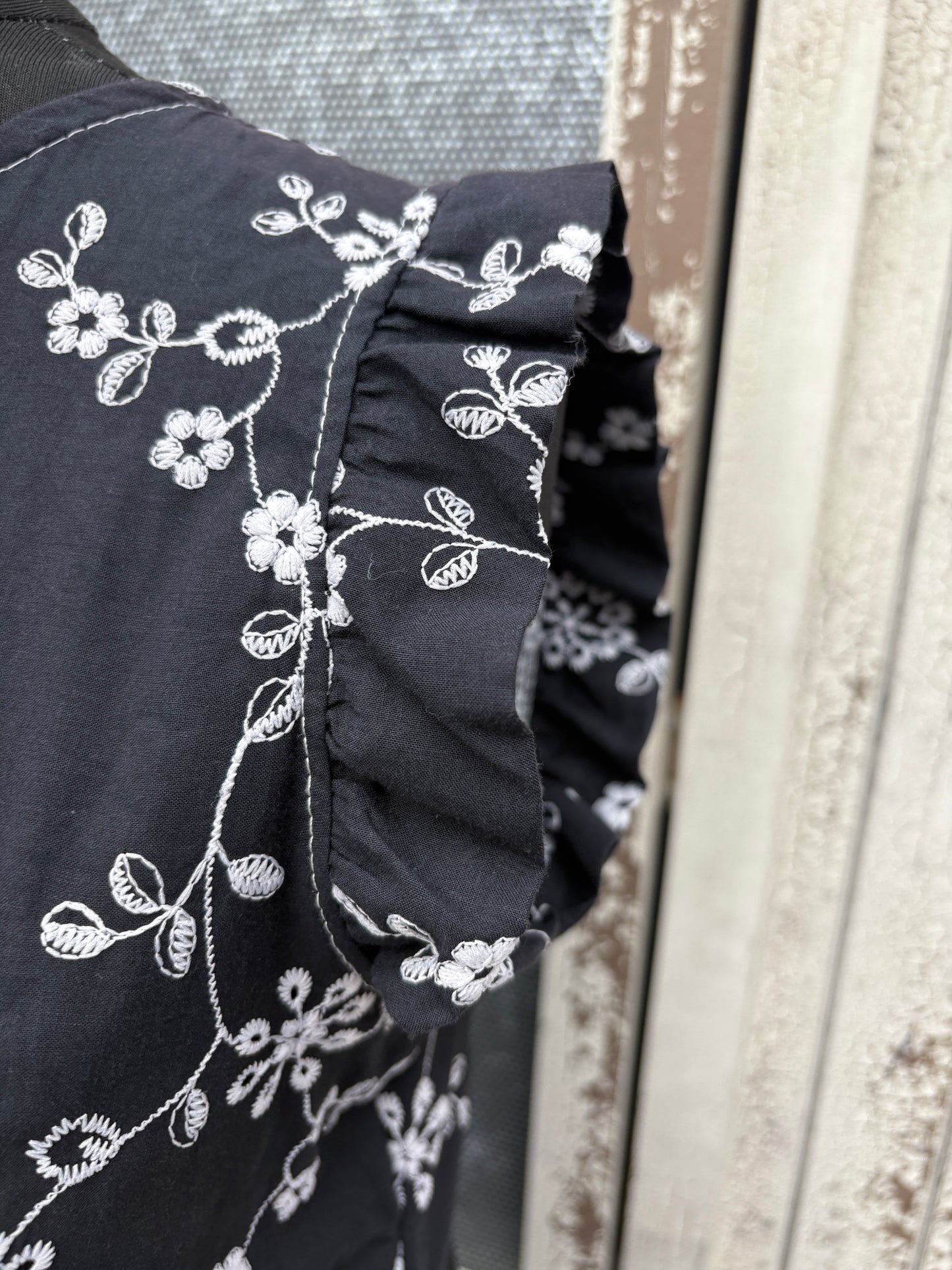 Made in Italy Embroidered Floral Smock – Black & White