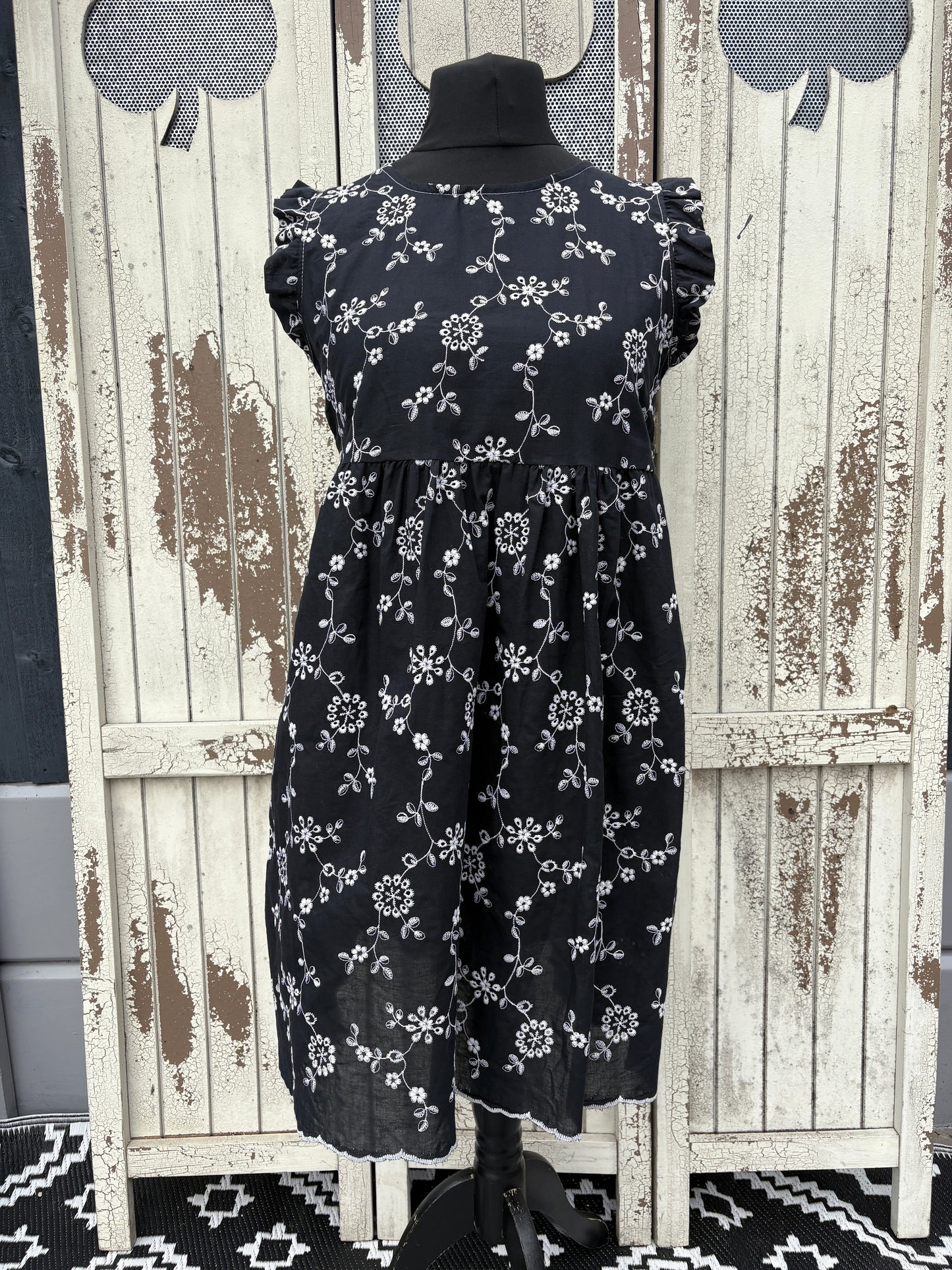 Made in Italy Embroidered Floral Smock – Black & White