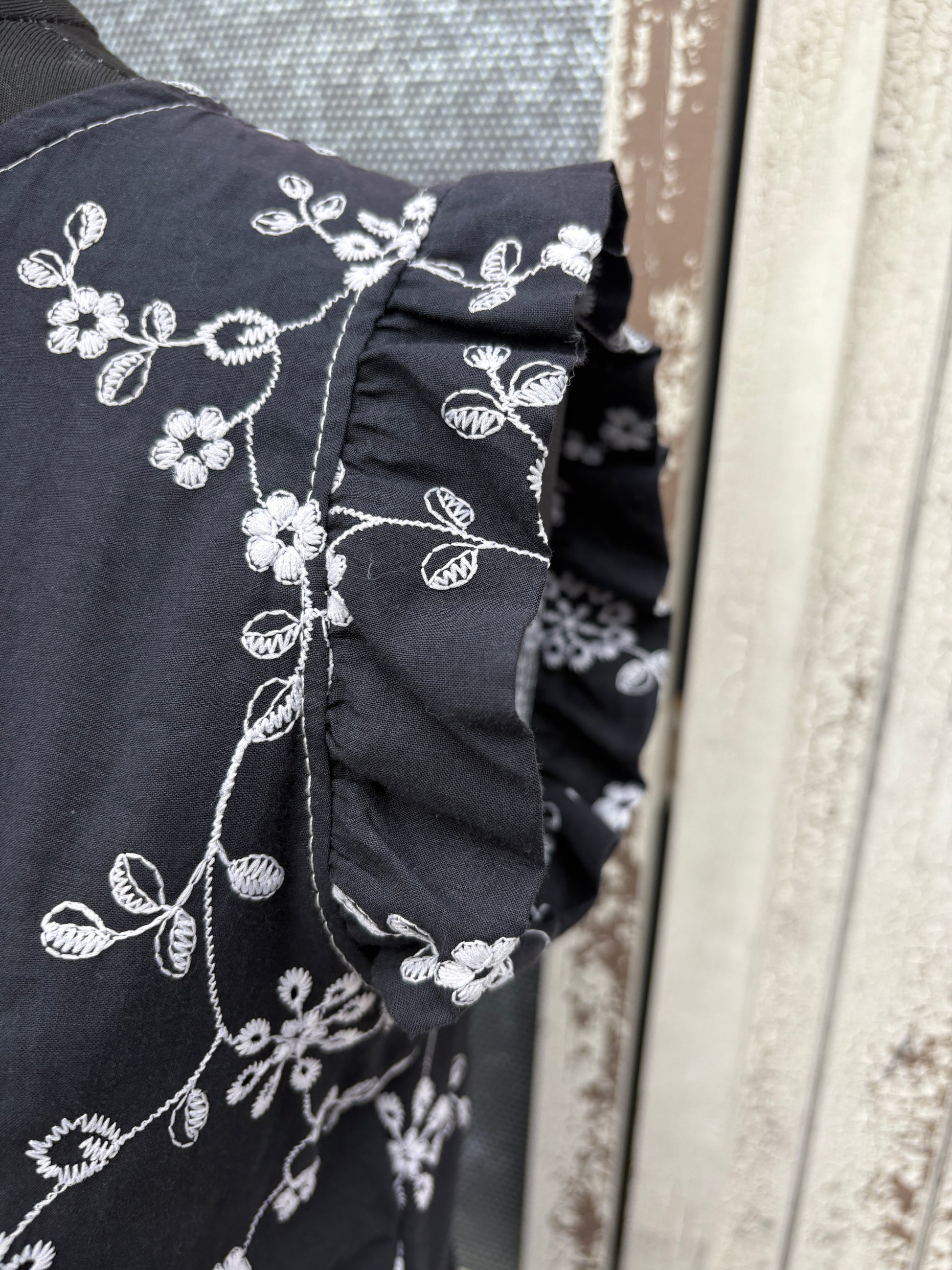 Made in Italy Embroidered Floral Smock – Black & White